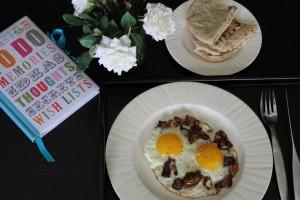 Fried Eggs with Dates (Aagwa)