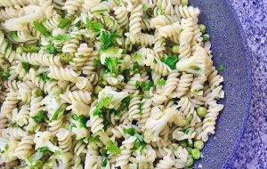 Garlicky Pasta with Cauliflower & Peas