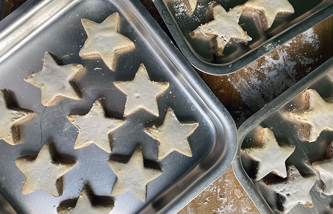 cinnamon-stars-in-pan